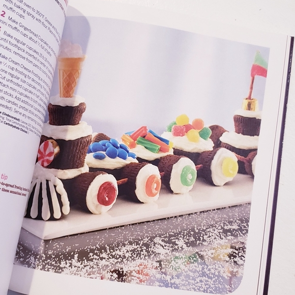 Betty Crocker the big book of cupcakes 🧁 - Picture 2 of 7